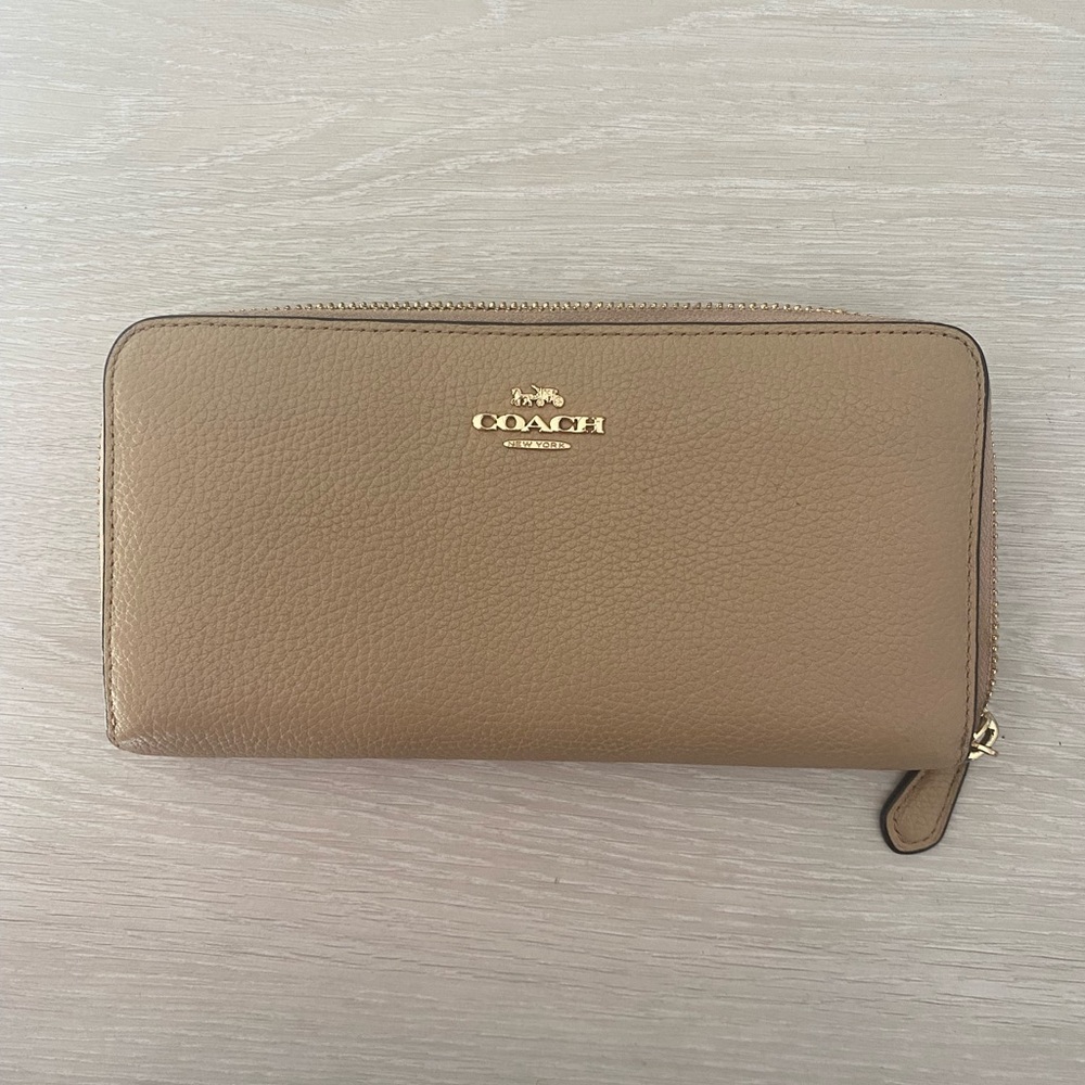 Coach Neutral Tan Accordion Zip Wallet in Great Condition